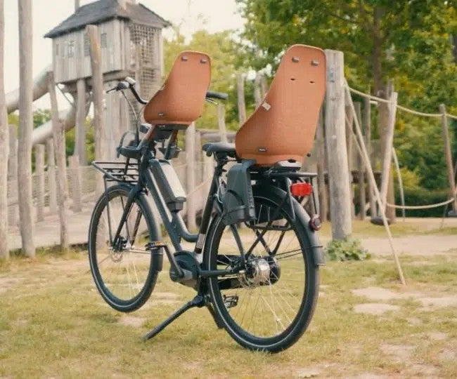 Barnstol URBAN IKI Ta-ke BIO, Haniwa Brun/Bincho Svart, för pakethållare