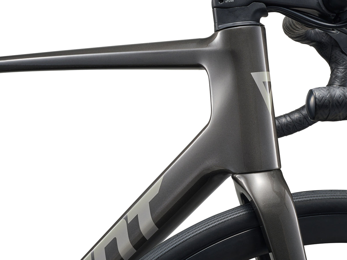 Landsvägscykel GIANT TCR Advanced 2 KOM (2026) Stealth Chrome